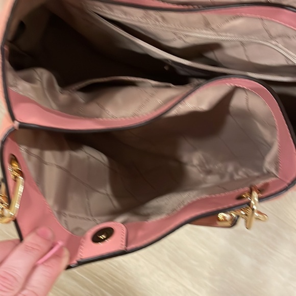 Michael Kors Trisha Large Pebbled Leather Shoulder Bag - Picture 14 of 17